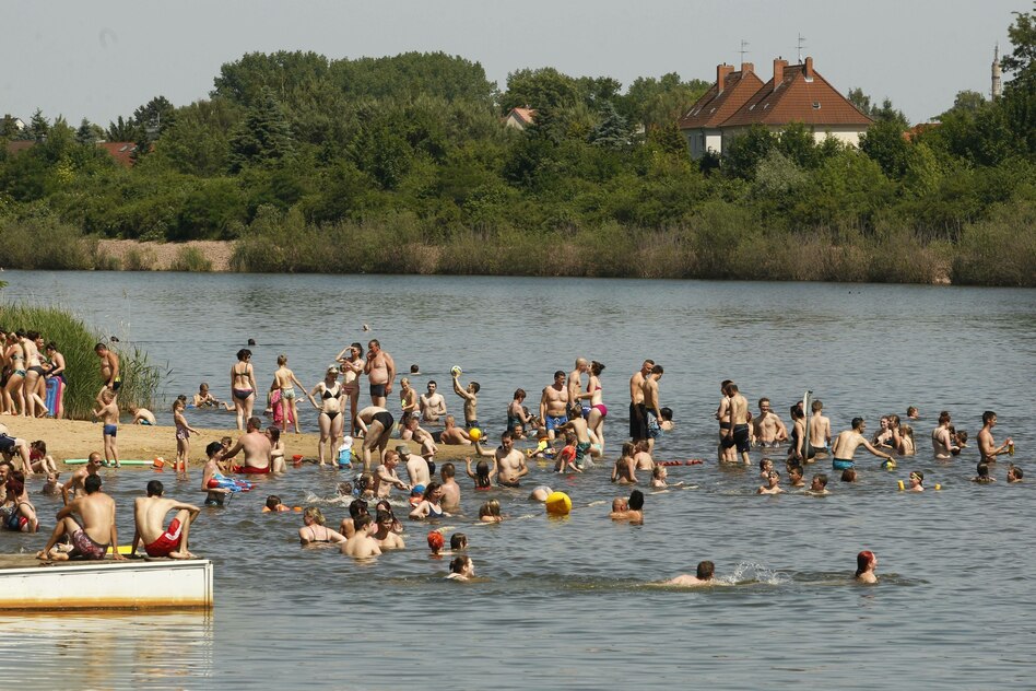 Diskriminierung im Freibad: Kein Deutsch, kein Eintritt? Der Leiter gerät ins Schwimmen