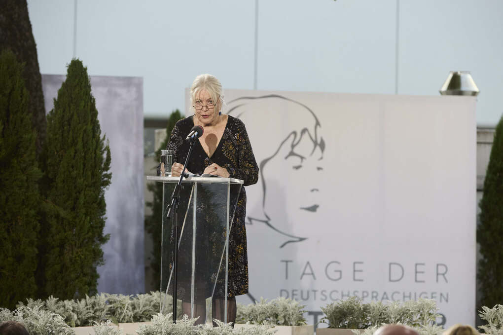 Helga Schubert steht auf einer Bühne an einem Vortragspult