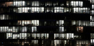 In einem Hochhaus sind mache Büros nachts noch hell erleuchtet