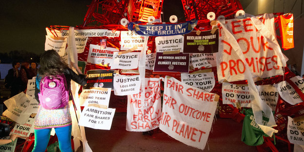 Bunte Plakate und Transparente fordern Klimagerechtigkeit