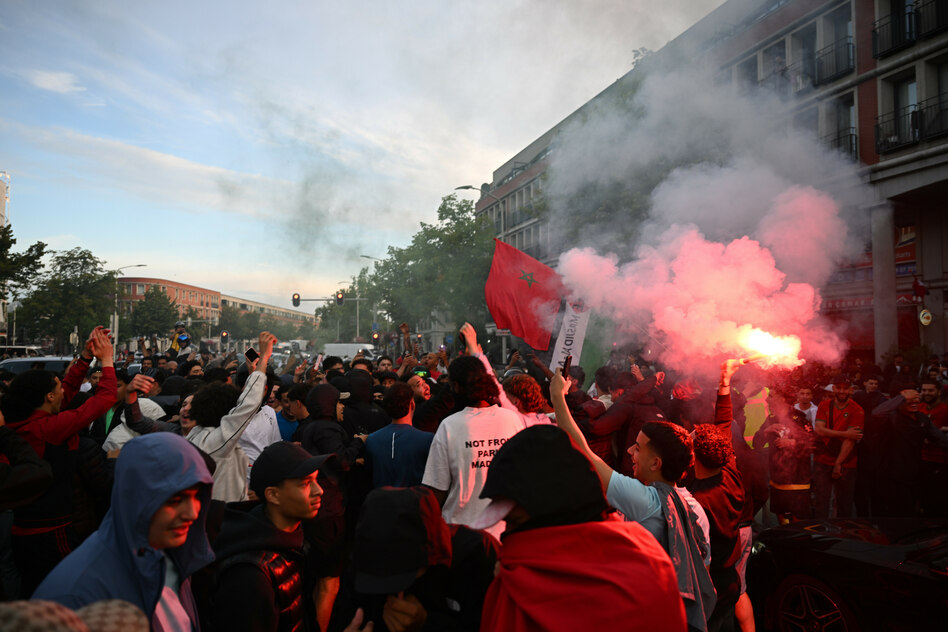 „Derby“ in Amsterdam: Hupend in den Sonnenaufgang