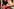 Detailaufnahme einer Sexpuppe, deren Hand von einer weiblichen Person gehalten wird