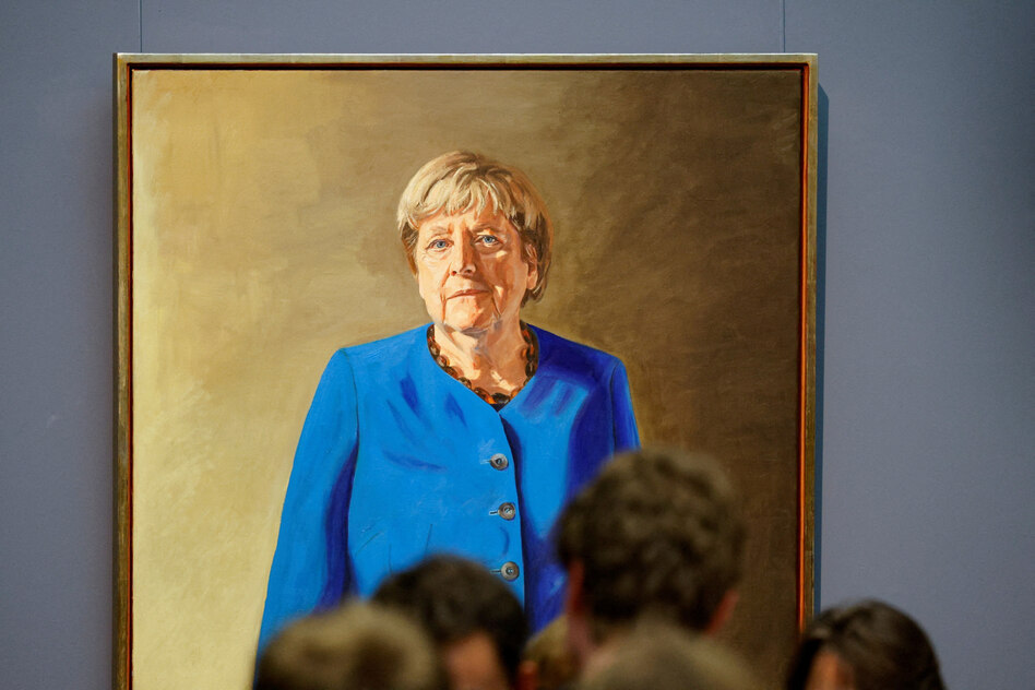 Porträt Angela Merkels: Blau, das uns nach sich zieht