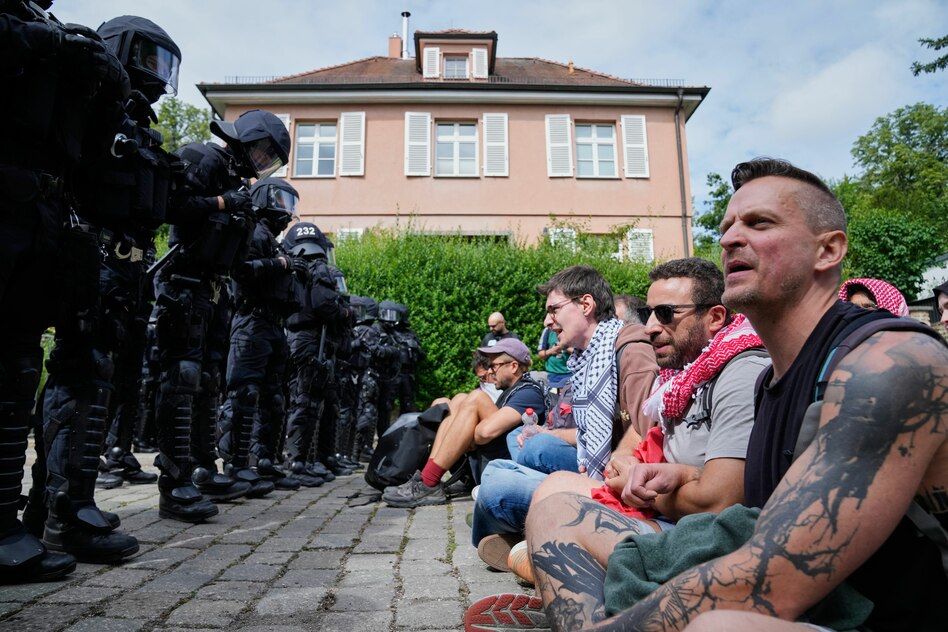 Proteste gegen AfD-Parteitag: Fascho sein heißt früh aufstehen