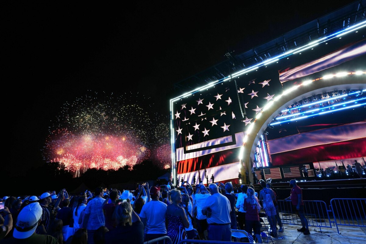 Amerika feiert den Unabhängigkeitstag mit riesiger Flagge und Feuerwerk