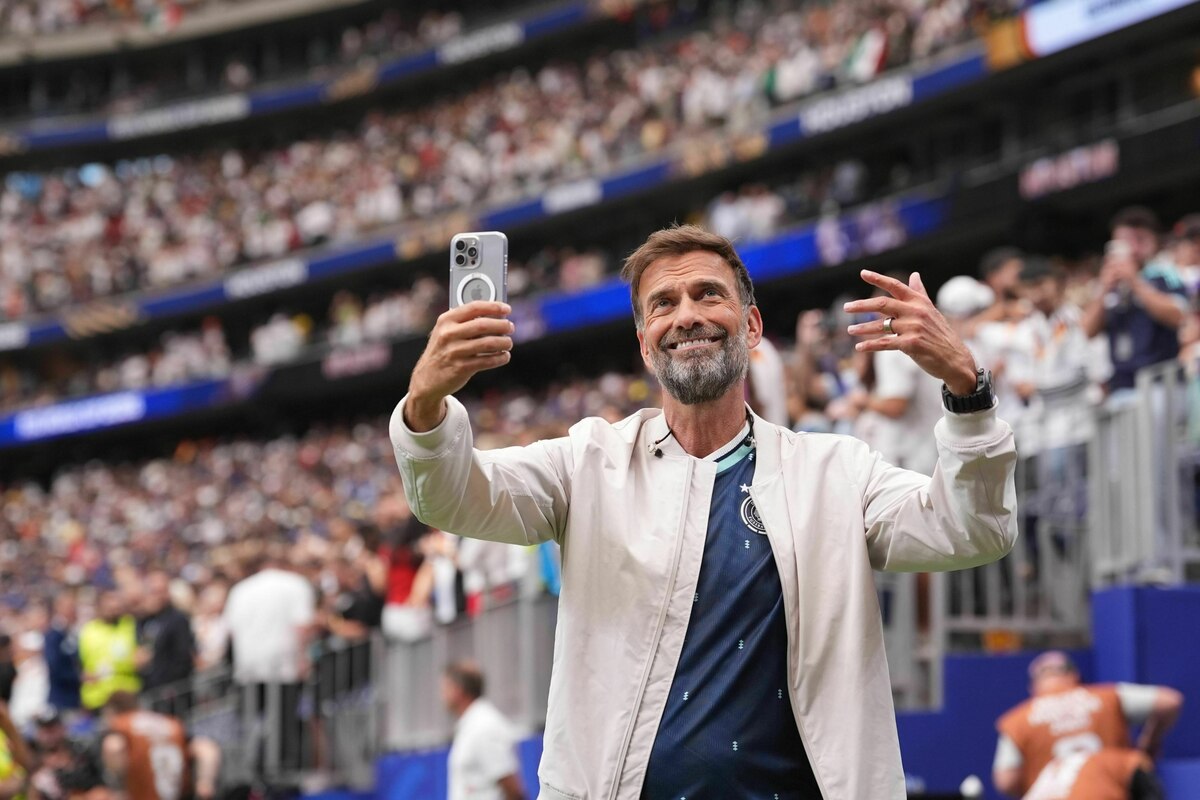 Jürgen Klopp macht ein Selfie im vollen WM-Stadion von Houston