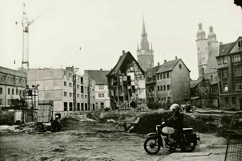 Helga Paris in der Moritzburg: Etwas lag unterm verschütteten Gesicht