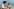 Filmszene mit zwei jungen Menschen am Meer