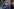 Nigel Farage im Anzug gestikuliert