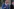 Nigel Farage im Anzug gestikuliert