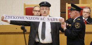 Adam Slomka, ein ehemaliger Aktivist der Opposition, demonstriert am Mittwoch im Verfassungsgericht in Warschau.
