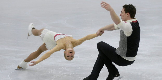Aljona Savchenko und Bruno Massot auf dem Eis