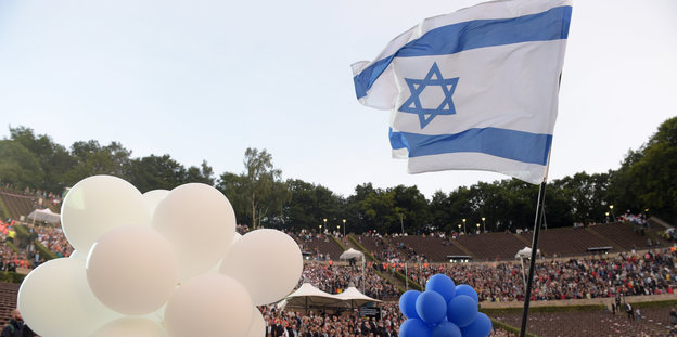 Blaue und weiße Ballons und eine Israel-Fahne