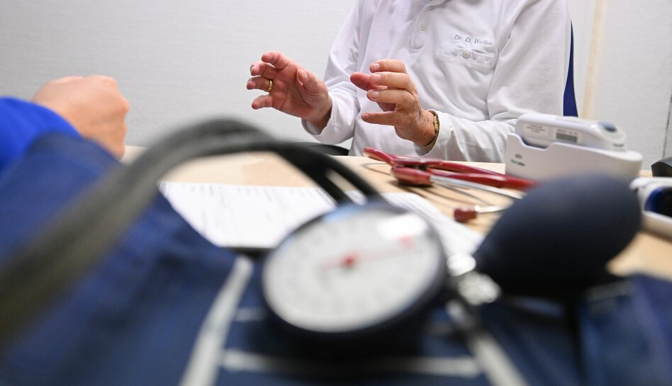Krankenversicherung in Deutschland: Bundestag beschließt umstrittenes Sparpaket