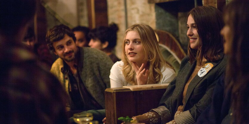 Greta Gerwig als Brooke und Lola Kirk als Tracy