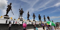 Besucher betrachten die sieben Statuen im Rajabhakti Park
