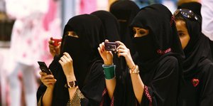 Saudische Frauen bei einer Zeremonie zum Unabhängigkeitstag in Riad