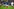Kylian Mbappé trägt das blaue Trikot der französischen Mannschaft, im Hintergrund Jules Koundé und Désié Doué. Sie bedanken sich bei den Fans.