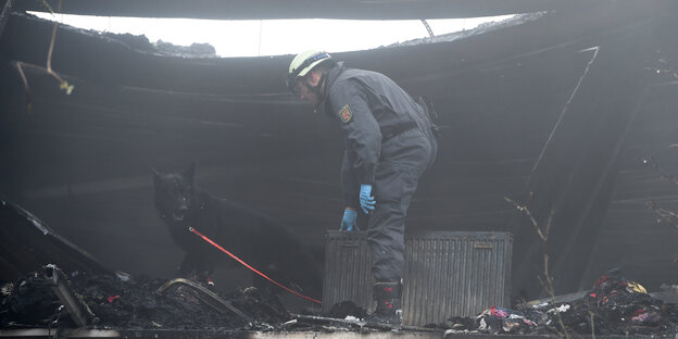 Ein Feuerwehrmann in dem ausgebrannten Gebäude.