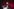 Tucker Carlson steht an einem Rednerpult und spricht