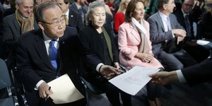 UN-Generalsekretär Ban Ki-moon bekommt ein Formular gereicht