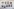 An einer weißen Wand hängen die Portäts von verschiedenen Personen