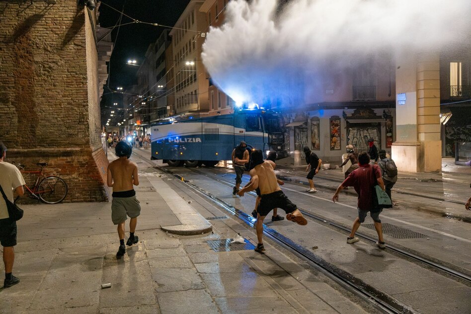 Migrant stirbt in Händen der Polizei: Krawalle in Bologna