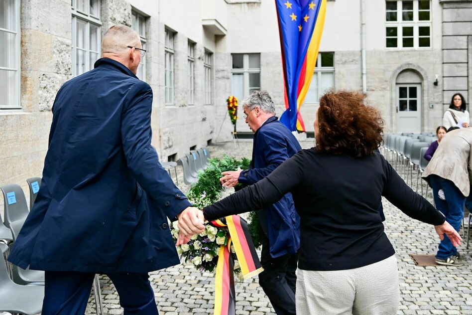 AfD-Kranz bei NS-Gedenken: Mach mit, wirf's weg