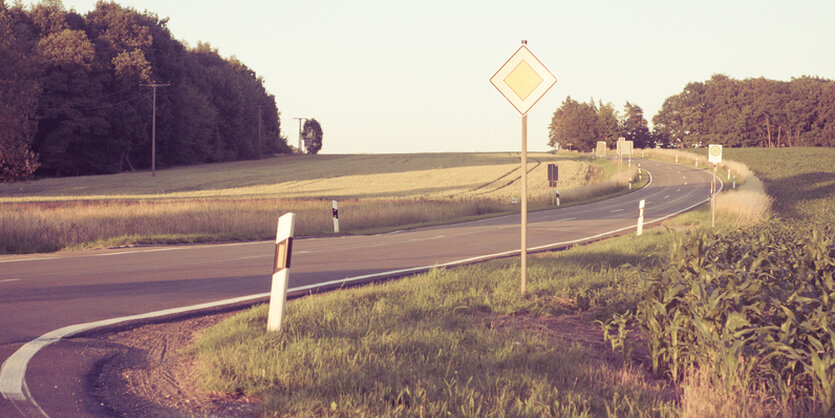 Landstraße, die eine Kurve macht