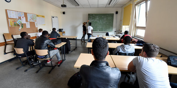 Flüchtlinge in einer Schulklasse