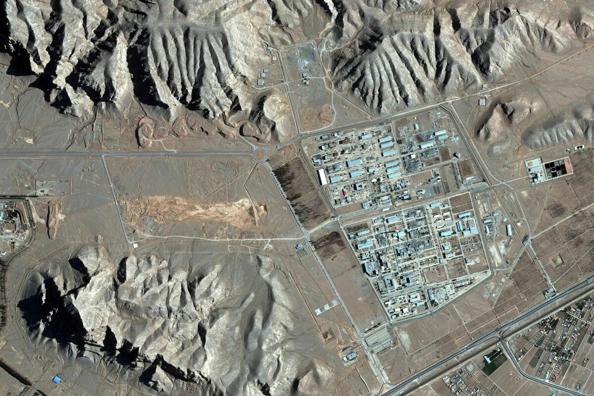 Ein Satellitenbild zeigt Rauch über einer Ölraffinerie