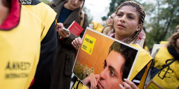 Die Ehefrau des inhaftierten Bloggers Raif Badawi hält bei einer Protestaktion ein Foto von ihm in ihren Händen