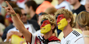 Zwei Fußballfans mit Deutschland-Farben im Gesicht