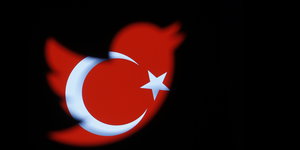 Das Twitter-Logo in den Farben der türkischen Fahne