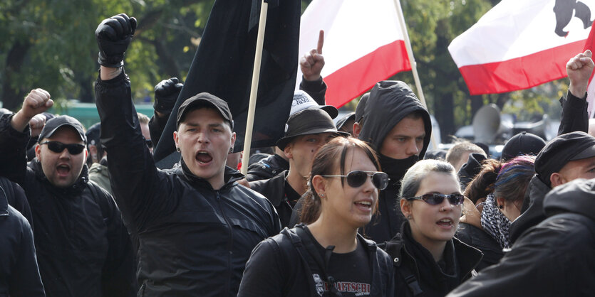 Rechtsextreme demonstrieren, zwei Nazi-Frauen im Vordergrund