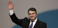 Sigmar Gabriel winkt