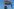 Ein Mensch hinter einer Regenbogenflagge