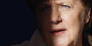Angela Merkels Gesicht im Halbschatten