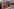Viele Personen mit Regenbogenfahnen bei einer Trauerveranstaltung