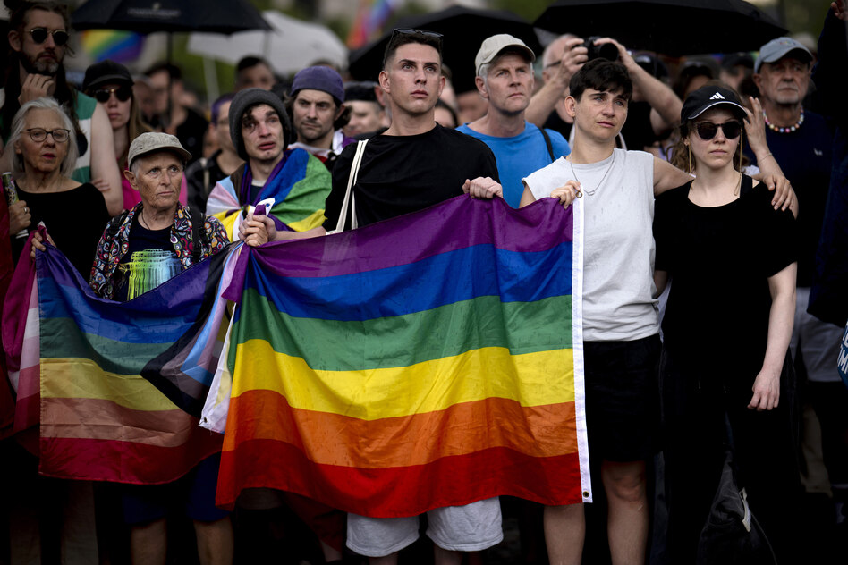 Nach dem Anschlag auf den CSD: Der mutmaßliche Täter ist tot, die Debatten gehen los