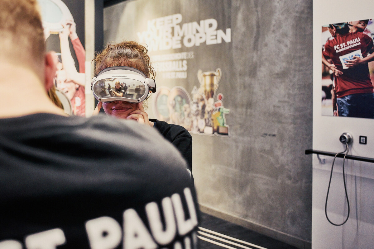 Spielerin Thoya Küster mit Brille in der Ausstellung