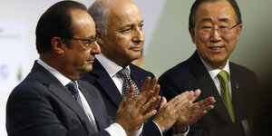 Frankreichs Präsident Hollande, sein Außenminister Fabius und UN-Generalsekretär applaudieren.