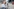 Online-Journalistin Franzi Heiler in Denim-Hemd und rotem Lippenstift an ein Geländer in der Innenstadt lehnend.