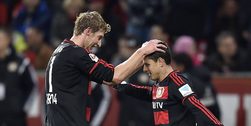 Die Fußballer Stefan Kießling und Chicharito von Leverkusen beim Torjubel