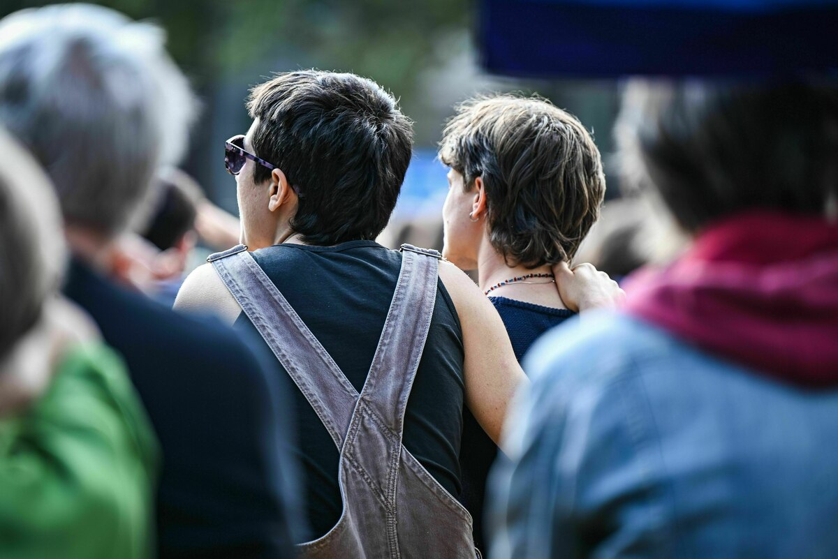Personen sind von hinten zu sehen