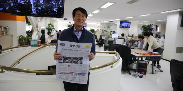 Chefredakteur Leon Park steht im Newsroom seiner Tageszeitung „Kyunghyang Shinmun“.