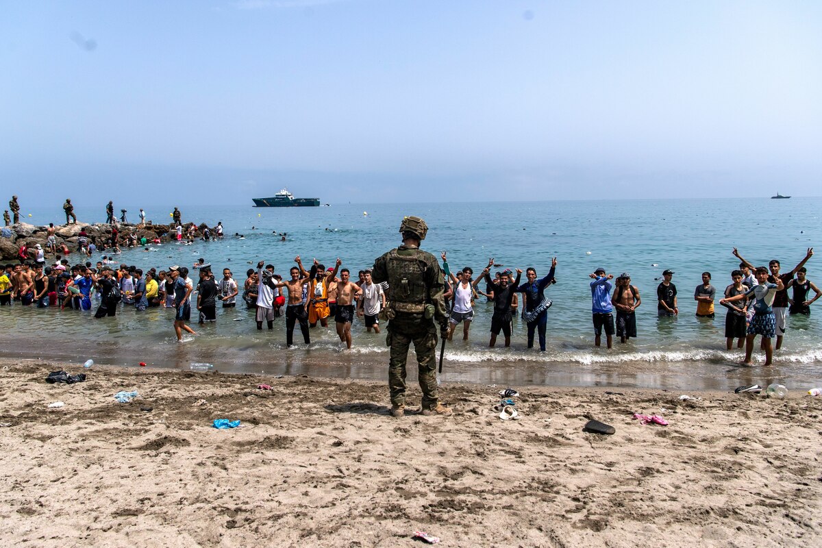 Spanische Armeesoldaten blockieren den Zugang zum Strand für Menschen, die von Marokko in die spanische Enklave Ceuta kommen