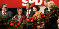 Matthias Platzeck auf dem SPD-Parteitag 2005 mit einem Blumenstrauß