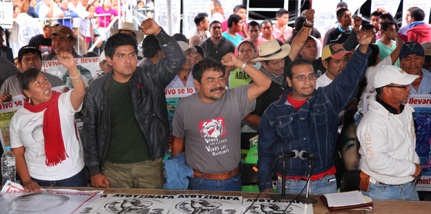 Verwandte der 43 verschwundenen Studenten in Mexiko bei einer Pressekonferenz