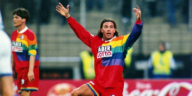Der Fußballer Peter Közle in einem Regenbogen-Trikot